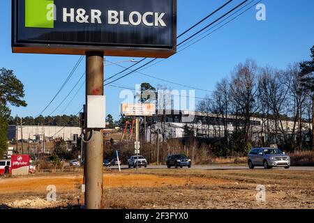 Columbia County, GA USA - 02 23 21: H&R Blockschild mit Verkehr im Hintergrund Stockfoto