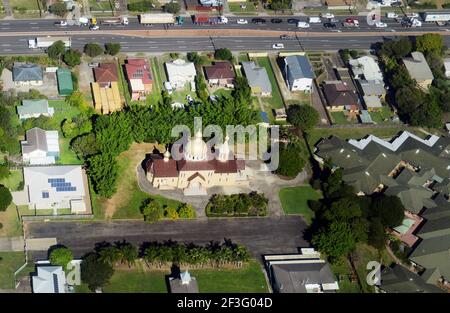 Luftaufnahme der Pfarrei der Vladimir Ikone der Gottesmutter Kirche in Rocklea, Queensland, Australien. Stockfoto