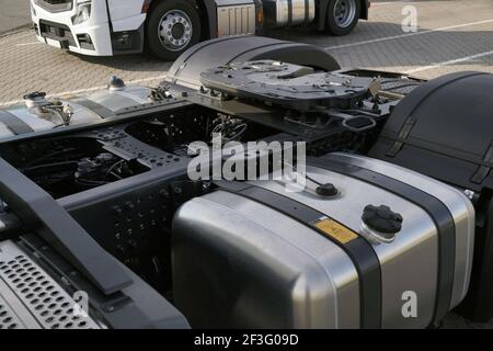 Ansicht des hinteren Teils des 18-Radfahrzeugs. Sichtbare Kupplungen des fünften Rads sind an einer Traktoreinheit angebracht, um sie mit dem Anhänger zu verbinden. Stockfoto