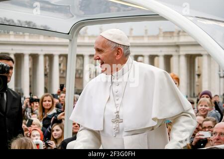 Vatikanstadt, Vatikan. Februar 3, 2016. Porträt von Papst Franziskus, Jorge Bergoglio, während der Tour auf dem Petersplatz. Stockfoto