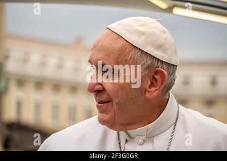 Vatikanstadt, Vatikan. Februar 3, 2016. Porträt von Papst Franziskus, Jorge Bergoglio, während der Tour auf dem Petersplatz. Stockfoto