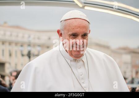 Vatikanstadt, Vatikan. Februar 3, 2016. Porträt von Papst Franziskus, Jorge Bergoglio, während der Tour auf dem Petersplatz. Stockfoto