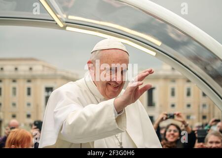 Vatikanstadt, Vatikan. Februar 3, 2016. Porträt von Papst Franziskus, Jorge Bergoglio, während der Tour auf dem Petersplatz. Stockfoto