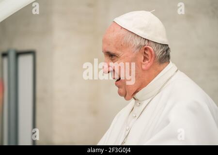 Vatikanstadt, Vatikan. Februar 3, 2016. Porträt von Papst Franziskus, Jorge Bergoglio, während der Tour auf dem Petersplatz. Stockfoto