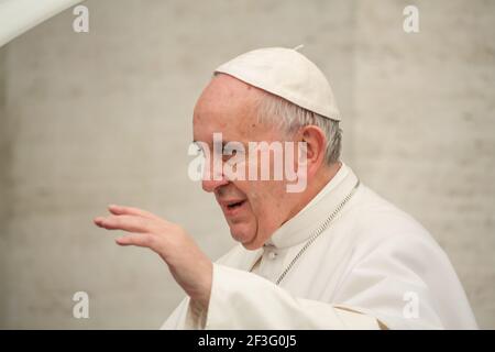 Vatikanstadt, Vatikan. Februar 3, 2016. Porträt von Papst Franziskus, Jorge Bergoglio, während der Tour auf dem Petersplatz. Stockfoto