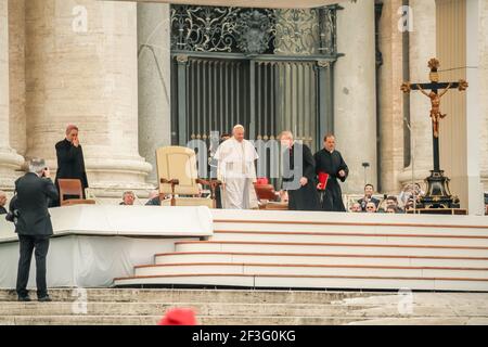 Vatikanstadt, Vatikan. Februar 3, 2016. Generalaudienz von Papst Franziskus, Jorge Bergoglio, auf dem Petersplatz. Stockfoto