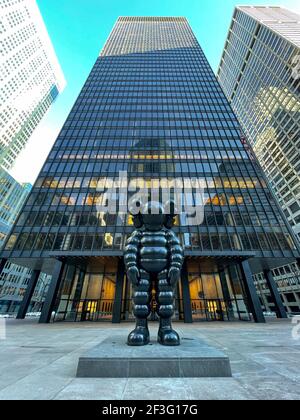 New York City - 21. Feb 2021: "WHAT PARTY" Skulptur im Seagram Building in Midtown Manhattan, New York City. Stockfoto