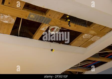 Reparatur der Rohrleitung mit einem undichten Rohr in einer Decke Stockfoto