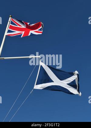 Die britische Flagge und der schottische Saltyre, St. Andrew's Cross, fliegen zusammen gegen einen blauen Himmel Stockfoto