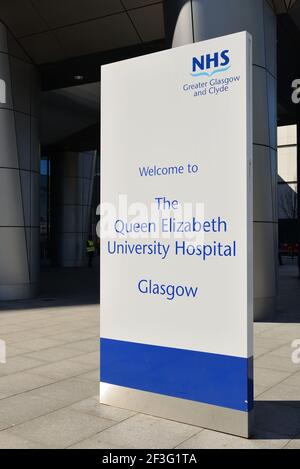 Begrüßungsschild am Eingang des NHS Queen Elizabeth University Hospital in Glasgow, Schottland, Großbritannien. Stockfoto