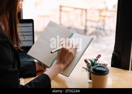 Nahaufnahme der Frau halten Stift schreiben Notizen im Notebook Lernen zu Hause, weibliche Handschrift im Buch, nehmen Sie Lehrgang oder Ausbildung, Seminar Stockfoto