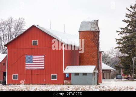 Ein Bauer hat seinen Patriotismus in seiner roten Scheune im Allen County in der Nähe von New Haven, Indiana, USA, gezeigt. Stockfoto