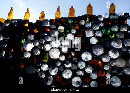 Detail der Wand aus leeren Flaschen in Oma Prisbrey's Bottle Village im Simi Valley von Kalifornien. Stockfoto