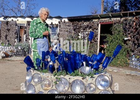 Oma Prisbrey bei ihrer Volkskunst im Bottle Village in Simi Valley, CA Stockfoto