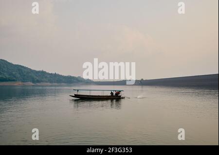 Die Landschaft im Khun Dan Prakan Chon Dam, Nakorn Nayok Provinz, Thailand Stockfoto