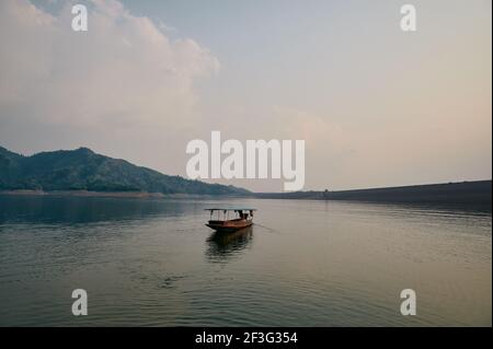 Die Landschaft im Khun Dan Prakan Chon Dam, Nakorn Nayok Provinz, Thailand Stockfoto