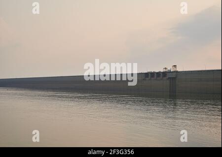 Die Landschaft im Khun Dan Prakan Chon Dam, Nakorn Nayok Provinz, Thailand Stockfoto