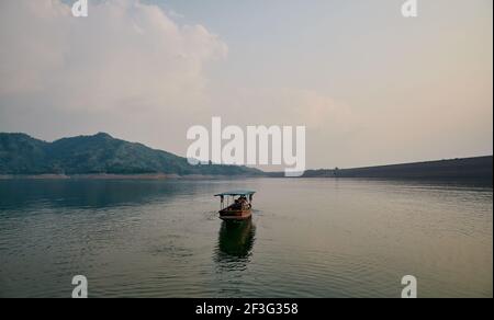 Die Landschaft im Khun Dan Prakan Chon Dam, Nakorn Nayok Provinz, Thailand Stockfoto