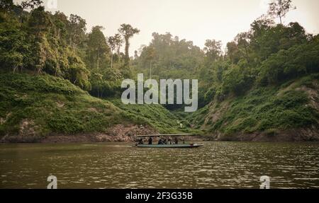 NAKORN NAYOK, THAILAND - MAR 13, 2021: Ein Touristenboot, das in Khun Dan Prakan Chon Dam in der Nakorn Nayok Provinz, Thailand segelt Stockfoto