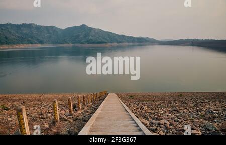 Die Landschaft im Khun Dan Prakan Chon Dam, Nakorn Nayok Provinz, Thailand Stockfoto