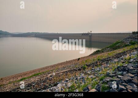 Die Landschaft im Khun Dan Prakan Chon Dam, Nakorn Nayok Provinz, Thailand Stockfoto