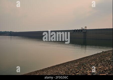 Die Landschaft im Khun Dan Prakan Chon Dam, Nakorn Nayok Provinz, Thailand Stockfoto