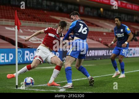 MIDDLESBROUGH, ENGLAND. MÄRZ 16th: Paddy McNair von Middlesbrough kämpft mit Andrew Hughes von Preston North End während des Sky Bet Championship-Spiels zwischen Middlesbrough und Preston North End am Dienstag, den 16th. März 2021 im Riverside Stadium, Middlesbrough. (Kredit: Mark Fletcher, Mi News) Kredit: MI Nachrichten & Sport /Alamy Live Nachrichten Stockfoto