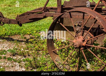 Vintage Metall Pflugwagen im Miami-Dade County Redland Fruit and Spice Park in Florida. Stockfoto