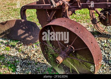 Vintage Metall Pflugwagen im Miami-Dade County Redland Fruit and Spice Park in Florida. Stockfoto