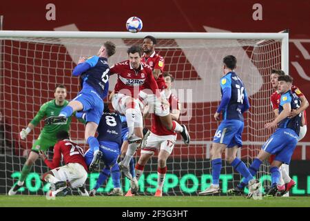 MIDDLESBROUGH, ENGLAND. MÄRZ 16th: Liam Lindsay von Preston North End bestreitet einen Header mit Middlesbrough's Grant Hall und Chuba Akpom während des Sky Bet Championship-Spiels zwischen Middlesbrough und Preston North End im Riverside Stadium, Middlesbrough am Dienstag, den 16th. März 2021. (Kredit: Mark Fletcher, Mi News) Kredit: MI Nachrichten & Sport /Alamy Live Nachrichten Stockfoto