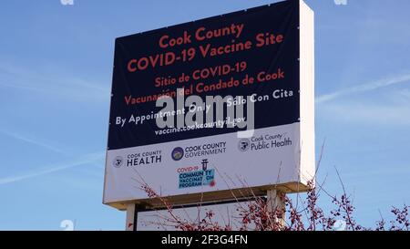 Zweisprachiges Schild vor der Impfstelle COVID-19 des Cook County. Der Standort ist die erste Großanlage in Illinois, die den J&J-Impfstoff verabreicht. Stockfoto