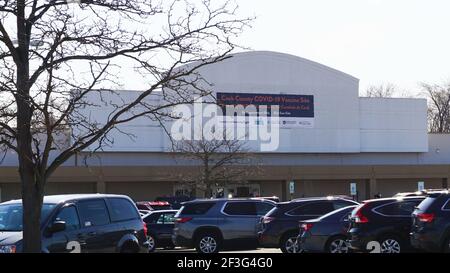 Cook County COVID-19 Impfstelle in einem alten Kmart-Laden. Der Standort ist die erste Großanlage in Illinois, die den J&J-Impfstoff verabreicht. Stockfoto