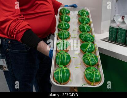 New York, NY - 16. März 2021: Krispy Kreme Flagship Store am Times Square ist einer der Orte, an dem Fans kostenlose Green Donuts für die St. Patrick's Day Feier erhalten können Stockfoto