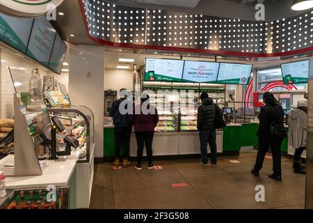 New York, Usa. März 2021, 16th. Der Krispy Kreme Flagship Store am Times Square ist einer der Orte, an dem Fans am 16. März 2021 die Green Donuts für die St. Patrick's Day Feier in New York gratis erhalten können. Kunden im Laden. (Foto von Lev Radin/Sipa USA) Quelle: SIPA USA/Alamy Live News Stockfoto