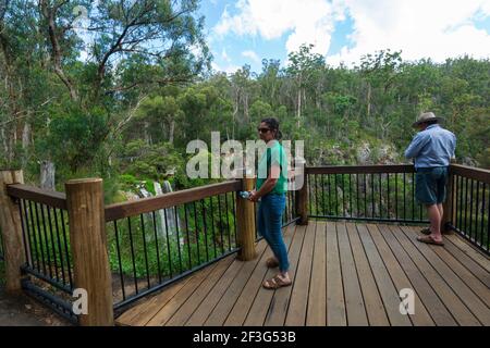 Touristen auf der Aussichtsplattform über den beliebten Queen Mary Falls, Main Range National Park, Killarney, Queensland, QLD, Australien Stockfoto