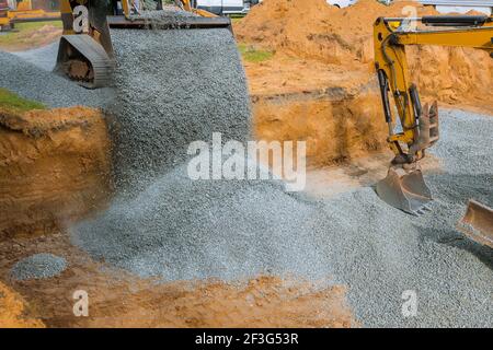 Bagger Eimer bewegen Kiessteine für den Fundamentbau Stockfoto