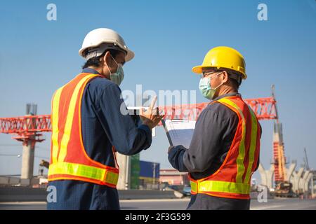 Zwei Ingenieur Arbeiter Tablet arbeiten auf der Baustelle Straßenbau, Asian Mann Architektur Baumeister Vermessungsfachmann Stockfoto