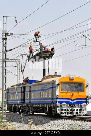 Beawar, Indien. März 2021, 16th. Arbeiter testen elektrische Leitungen auf dem Delhi-Mumbai Eisenbahnkorridor, in Beawar. (Foto von Sumit Saraswat/Pacific Press) Quelle: Pacific Press Media Production Corp./Alamy Live News Stockfoto