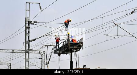 Beawar, Indien. März 2021, 16th. Arbeiter testen elektrische Leitungen auf dem Delhi-Mumbai Eisenbahnkorridor, in Beawar. (Foto von Sumit Saraswat/Pacific Press) Quelle: Pacific Press Media Production Corp./Alamy Live News Stockfoto