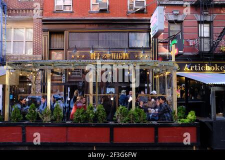 Außenterrasse während Covid-19 Pandemie von Off the Wagon geöffnet Bar in der MacDougal Street in Greenwich Village.Manhattan.New York City.USA Stockfoto