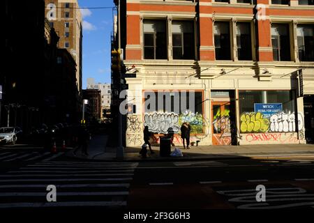 Graffitis bedeckt leeres Schaufenster mit für Miete Zeichen entlang Broadway Straße in Lower Manhattan während Covid-19 Pandemie.New York City.USA Stockfoto