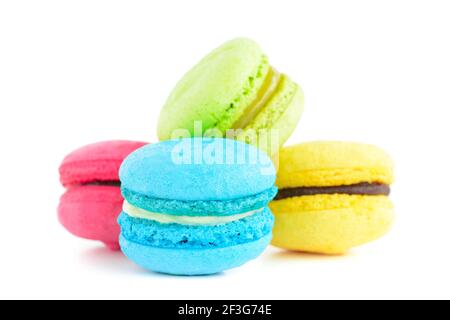 Bunte Macarons, Französisch süß, isoliert auf weißem Hintergrund Stockfoto