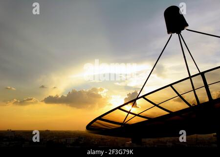 Satellitenschüssel Silhouette auf Dämmerung Himmel Hintergrund Stockfoto