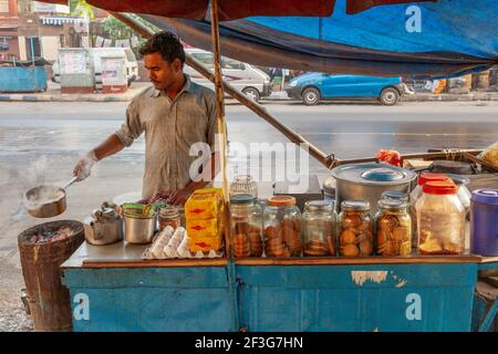 Mann, der Tee am Straßenrand in Kalkutta, Indien, zubereitet Stockfoto