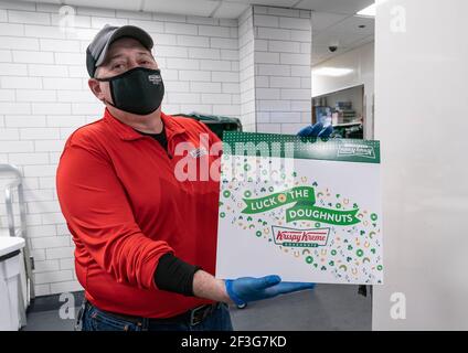 New York, Usa. März 2021, 16th. Krispy Kreme Flagship Store am Times Square ist einer der Orte, wo Fans kostenlos Green Donuts für St. Patrick's Day Feier erhalten können. Store General Manager David Lee zeigt spezielle Box für den Anlass. Krispy Kreme hat Donuts mit dem Thema St. Patrick's Day veröffentlicht, die das Glück O' The Donuts heißen. (Foto von Lev Radin/Pacific Press) Quelle: Pacific Press Media Production Corp./Alamy Live News Stockfoto