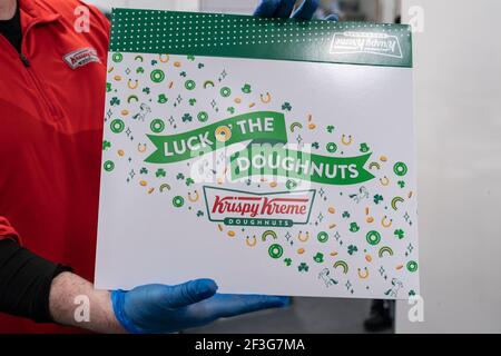 New York, Usa. März 2021, 16th. Krispy Kreme Flagship Store am Times Square ist einer der Orte, wo Fans kostenlos Green Donuts für St. Patrick's Day Feier erhalten können. Store General Manager David Lee zeigt spezielle Box für den Anlass. Krispy Kreme hat Donuts mit dem Thema St. Patrick's Day veröffentlicht, die das Glück O' The Donuts heißen. (Foto von Lev Radin/Pacific Press) Quelle: Pacific Press Media Production Corp./Alamy Live News Stockfoto