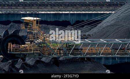 Mackay, Queensland, Australien - März 2021: Riesige Maschinen unter Kohlevorräte am Exportterminal Stockfoto