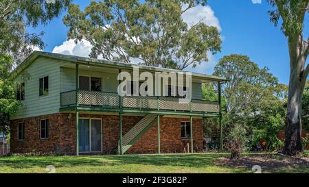 Mackay, Queensland, Australien - März 2021: Zweistufige Haus am Strand Stockfoto