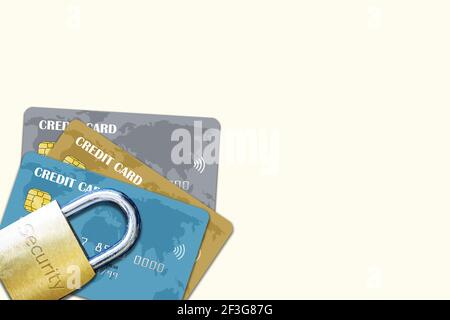 Stapel von mehreren Kreditkarten mit Sicherheitsschloss oben isoliert mit Kopierplatz. Konzept der Kreditsicherheit gegen Betrug, Betrug, Phishing, Diebstahl und andere Stockfoto