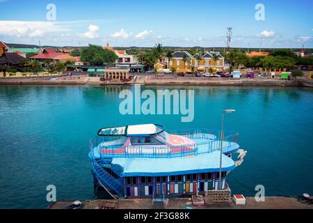 Ein Boot dockte am Kreuzfahrthafen Puerto de Cruceros an. Bonaire Island, Passangrahan, Plaza Wilhelmina, Kralendijk, Karibik Niederlande Stockfoto